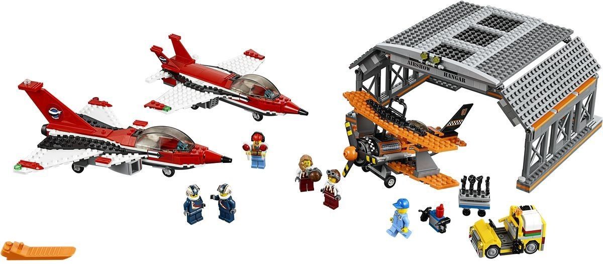 Lego Конструктор City "Авиашоу" 670 деталей