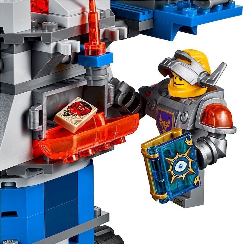 Lego Конструктор Nexo Knights "Башенный тягач Акселя" 670 деталей