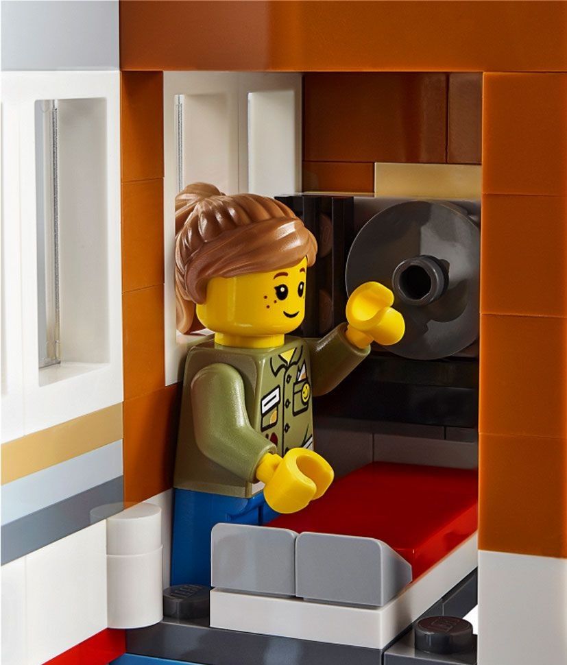 Lego Конструктор Creator "Магазинчик на углу" 467 деталей
